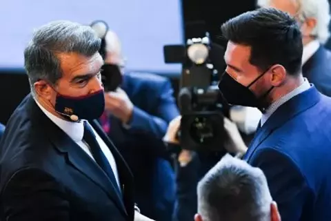 دخل دون علم برشلونة.. ميسي يثير الجدل في كامب نو